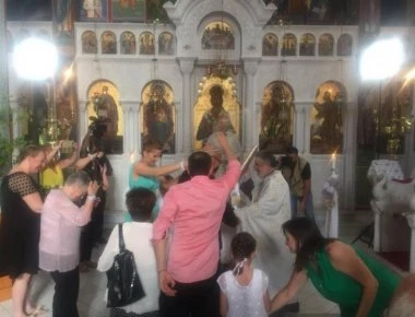 Γάμος... αλά ελληνικά για ζευγάρι Βέλγων- Παντρέυτηκαν με λαούτο, λύρα και χορευτές (φωτο)